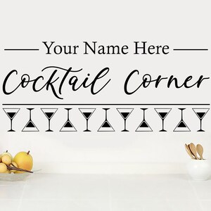 Puede incluir: Pegatina de pared en blanco y negro con el texto "Your Name Here Cocktail Corner" y una fila de copas de martini debajo.