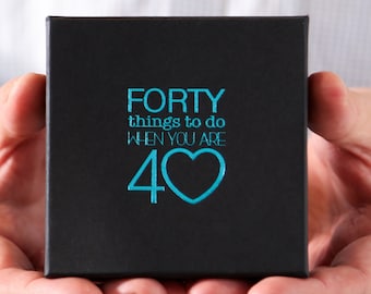 Einzigartiges 40.Geburtstagsgeschenk - Vierzig Dinge zu tun, wenn Sie 40 sind - Lustige Überraschungsaktivitätskarten (Geschenk für Sie oder Ihn)