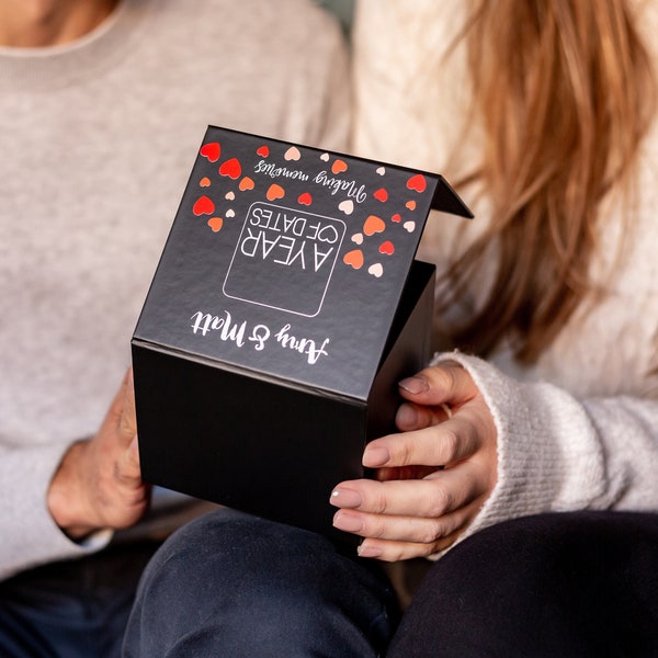 A Year of Dates Heart Edition - Doos met 52 date-ideeën - Romantisch cadeau voor alle koppels - Ideaal Valentijns- of huwelijksverjaardagscadeau