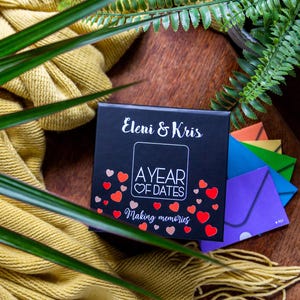 A Year of Dates Heart Edition - Box mit 52 Date Ideen - Romantisches Geschenk für alle Paare - Ideales Geschenk zum Valentinstag oder zum Hochzeitstag