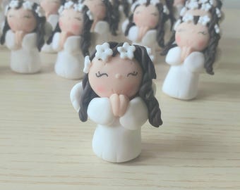 Könnte beinhalten: Eine Gruppe kleiner weißer Engelfiguren mit braunen Haaren und weißen Blütenkronen. Die Engel beten alle mit ineinander verschränkten Händen.