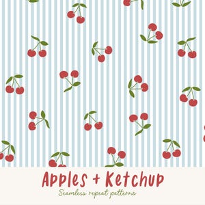 Op de afbeelding: Naadloos herhalend patroon met rode kersen met groene stelen op een lichtblauwe en witte gestreepte achtergrond. De tekst "Apples + Ketchup" wordt weergegeven in een handgeschreven lettertype.