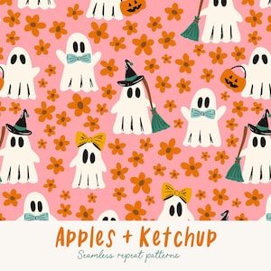 Op de afbeelding: Een naadloos herhalend patroon met witte geesten met vlinderdassen, heksenhoeden en bezems, met pompoen-snoepzakken, tegen een roze achtergrond met oranje bloemen. De tekst "Apples + Ketchup" staat onderaan.