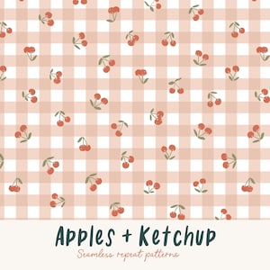 Op de afbeelding: Naadloos herhalend patroon met rode kersen met groene stelen op een perzik- en witte ruitjesachtergrond. De tekst "Apples + Ketchup" staat onderaan de afbeelding.
