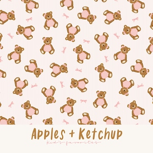 Op de afbeelding: Een herhalend patroon van bruine teddyberen met roze accenten en strikken op een lichtroze gestreepte achtergrond. De tekst "Apples + Ketchup" en "Kid's favorites" staat onderaan de afbeelding.
