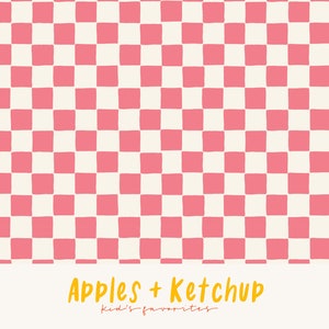 Op de afbeelding: Een herhalend patroon van roze en gebroken witte vierkanten, dat lijkt op een dambordontwerp. De woorden "APPLES + KETCHUP" staan in het geel geschreven, met "Kid's favorites" in een kleiner, cursief lettertype eronder.