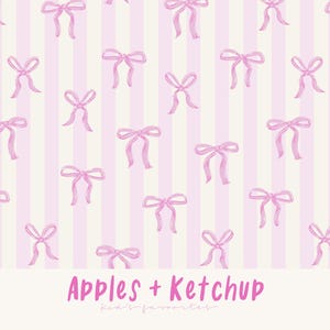 Op de afbeelding: Een herhalend patroon van roze strikken op een gestreepte achtergrond van roze en wit. De strikken zijn in aquarel stijl. De tekst "Apples + Ketchup" staat onderaan de afbeelding.