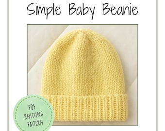 Könnte beinhalten: Ein weicher, gelb gestrickter Baby-Beanie. Die Mütze hat einen gerippten Bund und ein einfaches Strickmuster. Der Text auf dem Bild lautet "Simple Baby Beanie" und "PDF Knitting Pattern".