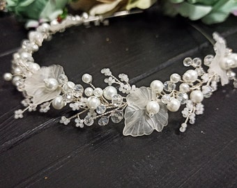 White wedding hair accessories, Wedding headband vine, Bridal crystal head piece, White earrings with pearls and crystals, Communion wreath