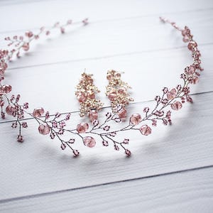 ピンク クリスタル ヘア ヴァイン、ヘア ピンク クリスタル セット、ヘア ピンク ジュエリー アクセサリー、ティアラ ピンク ヘッドバンド、ウェディング ヘア ヴァイン、ロング ピンク イヤリング
