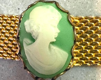 Vintage 1950s Gold Tone Mesh Choker – Green Glass Cameo Portrait – Mid-Century Victorian Revival Necklace – Adjustable Hook Clasp
