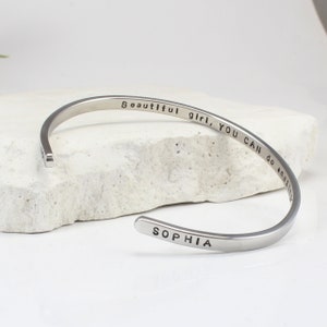 Bracelet manchette inspirant en acier inoxydable personnalisé : cadeau avec bijoux gravés