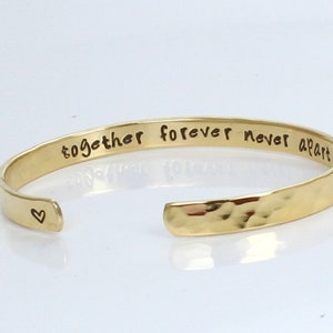 Pulsera de puño para Mujer - Hammered Personalizada - Custom Cuff - Pulsera de Parejas - Madre Hija - Acero Inoxidable