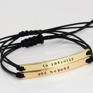 Personalisierte Edelstahl-Paararmbänder: Gravierte Leiste, verstellbare Kordel