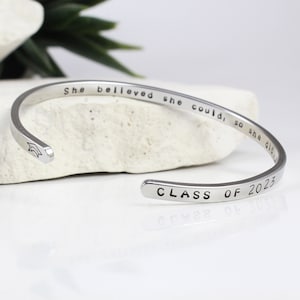 Personalisiertes Armband zum Abschluss: Edelstahlklasse von 2025 Geschenk