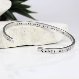 Klasse von 2024 Graduierung Geschenk, Armband für sie, Mädchen, High School, College, Master Geschenk Schmuck, personalisiert Bild 2