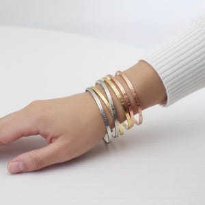 Bracciale personalizzato - Bracciale rigido personalizzato, Bracciale inciso personalizzato - Bracciale rigido in argento e oro rosa - Bracciale regalo per sua sorella, mamma, nipote, cugina