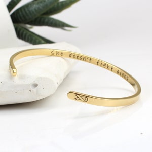 Pulseira, Presentes de Câncer para Mulheres, Presentes para Sobreviventes de Câncer de Mama, Conscientização sobre o Câncer, Ela Não Luta Sozinha, Escolha sua Frase