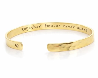 Bracelet manchette martelé en acier inoxydable : message gravé personnalisé