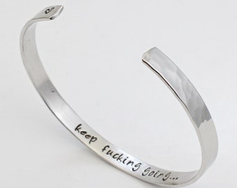 Keep Fucking Going Cuff Armband - Gepersonaliseerd met je zin / datum - Inspirerend / Motiverend Cadeau - Gehamerd - Cadeau voor Haar