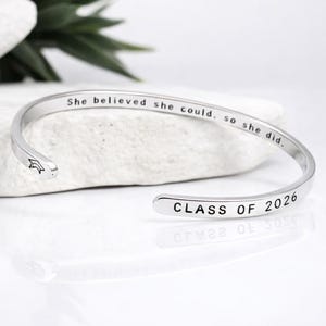 Gepersonaliseerde afstudeerarmband: roestvrij staal Klasse van 2026 cadeau