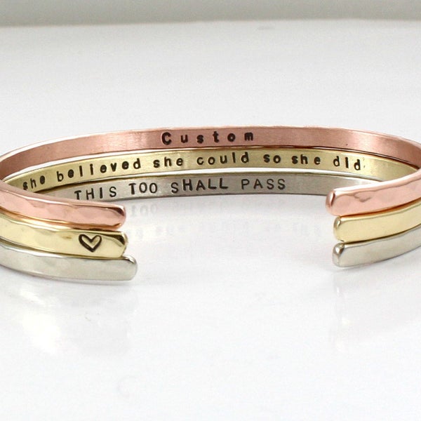 gepersonaliseerde armbanden voor vrouwen - gehamerde manchet - massief roestvrij staal, goud -rose goud - zilver - bangle- verjaardagscadeaus voor haar