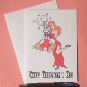 Puede incluir: Una tarjeta de San Valentín con personajes de dibujos animados. La tarjeta muestra un conejo y una mujer con un vestido rojo abrazándose, con corazones flotando encima. Las palabras "HAPPY VALENTINE'S DAY" están impresas en la parte inferior.