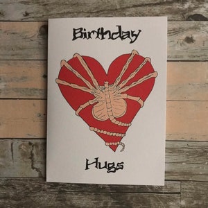 Tarjeta de felicitación de cumpleaños de 5 x 7 pulgadas con la película Aliens, abrazando la cara en un corazón, divertida y geek con referencia a una película de terror