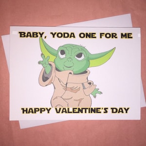 Puede incluir: Tarjeta de San Valentín con una ilustración de Baby Yoda. El texto "BABY, YODA ONE FOR ME" y "HAPPY VALENTINE'S DAY" está en negro. La tarjeta blanca viene con un sobre a juego.