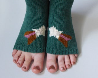 Open Toe socks for Yoga, handmade in green wool with a shooting star, socks for dance or Pilates, knitted in organic wool and cotton yarn