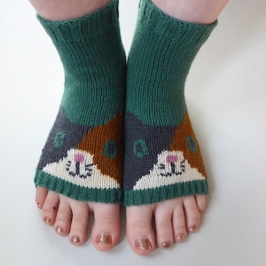 Handmade Yoga socks toeless with Cute Calico Cat, Organic Wool and Cotton Dance Socks, short green legwarmer , Pedicure, flip flop socks