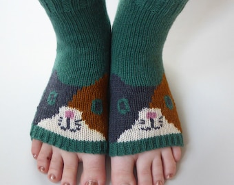 Handmade Yoga socks toeless with Cute Calico Cat, Organic Wool and Cotton Dance Socks, short green legwarmer , Pedicure, flip flop socks