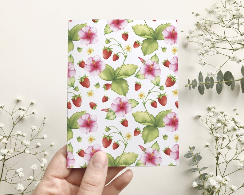 Carte de souhait fraises sauvages hibiscus , carte de voeux petits fruits et fleurs , illustration motif floral, art, Katrinn Pelletier image 2