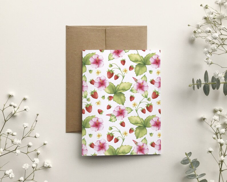 Carte de souhait fraises sauvages hibiscus , carte de voeux petits fruits et fleurs , illustration motif floral, art, Katrinn Pelletier image 1