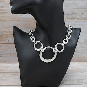 Collier tendance en acier inoxydable : gros pendentif abstrait en métal argenté