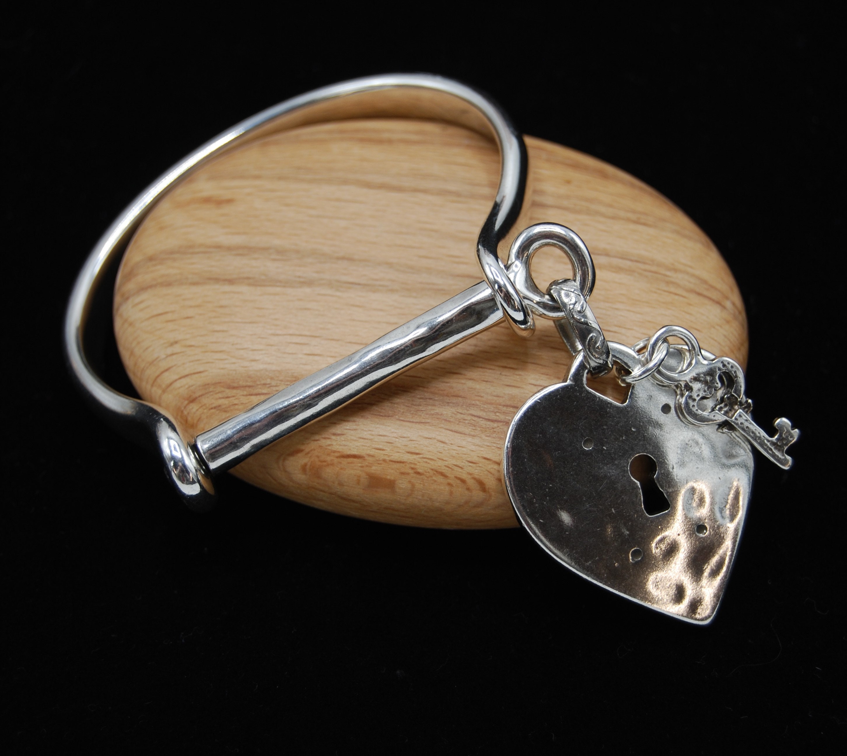 vaultroom PADLOCK BANGLE シルバー　ブレスレット Silver Padlock Bangle: Heart & Key Charm Cuff Bracelet - Etsy Israel