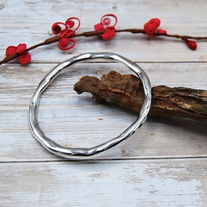 Brazalete plateado martillado: brazalete grueso irregular apilable