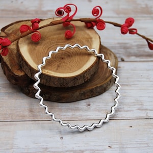 Verzilverde gedraaide armband: gehamerde stapelarmband, gelaagde armband,