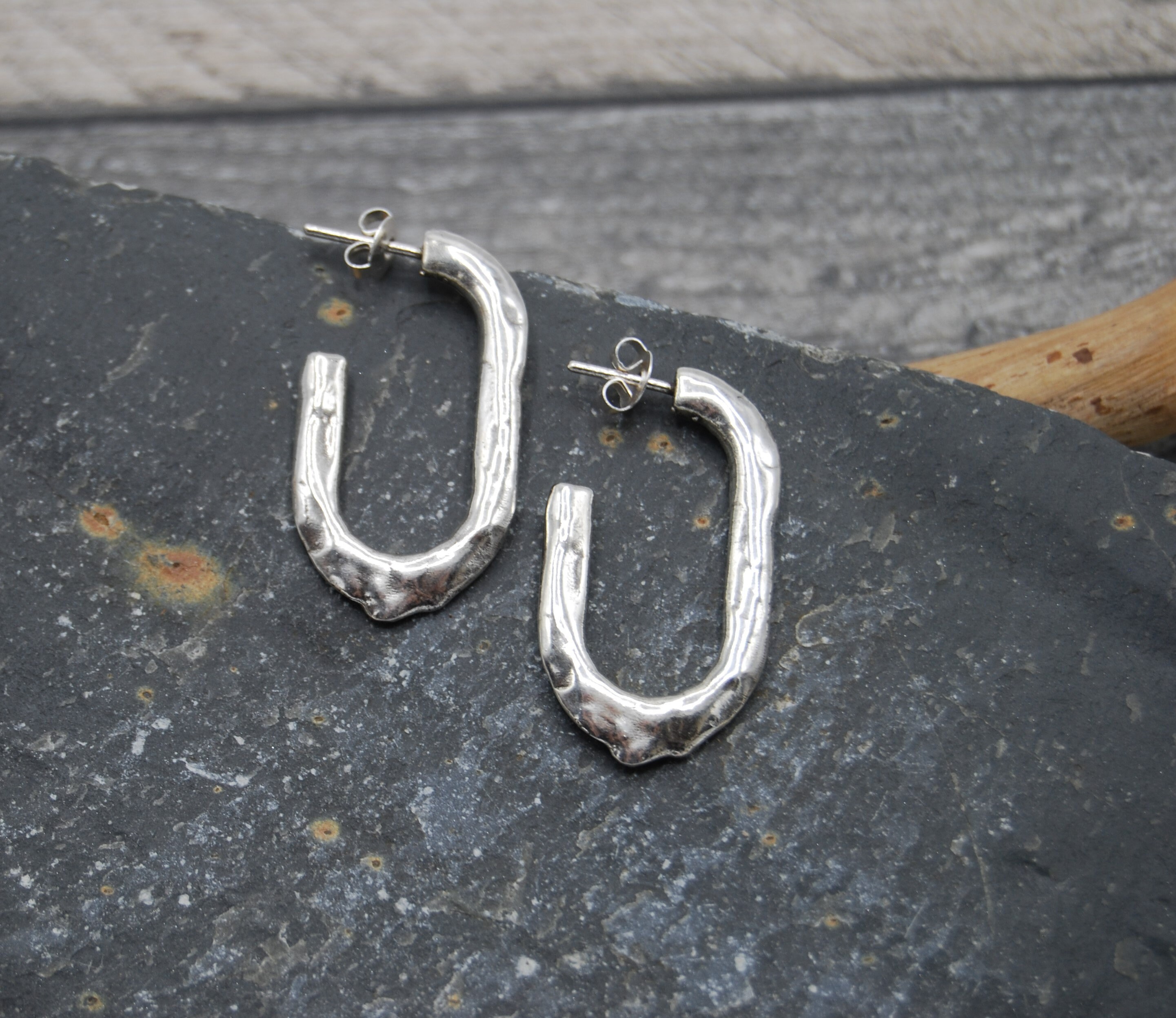 Orecchini a cerchio in argento sterling: design minimalista martellato - Italia