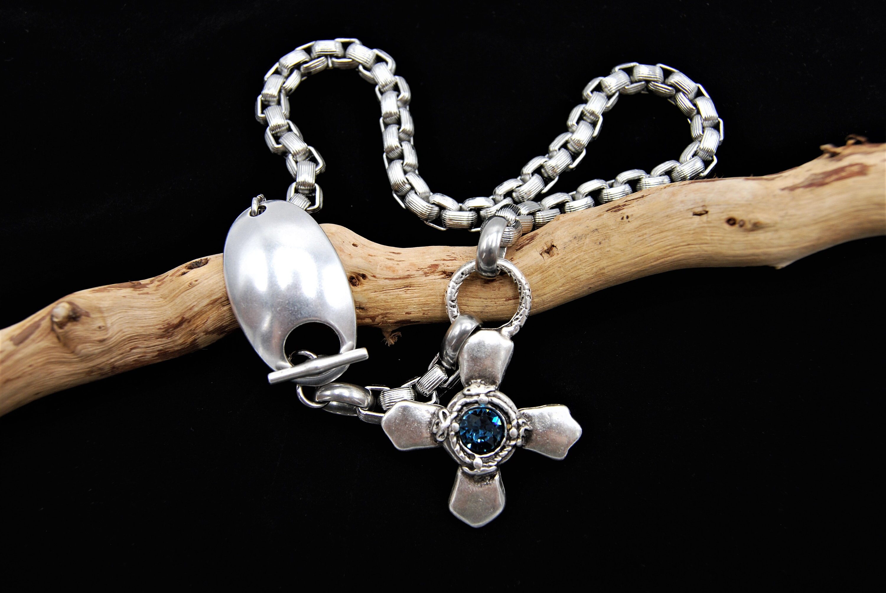 Pendentif Croix En Cristal Bleu Sur Chaîne Plaqué Argent - Bijou Occasion élégant Et Spirituel