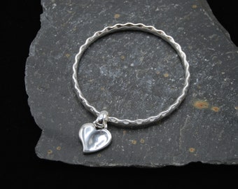 Silverpläterad hjärtformad armring: Vågigt stapelbart armband