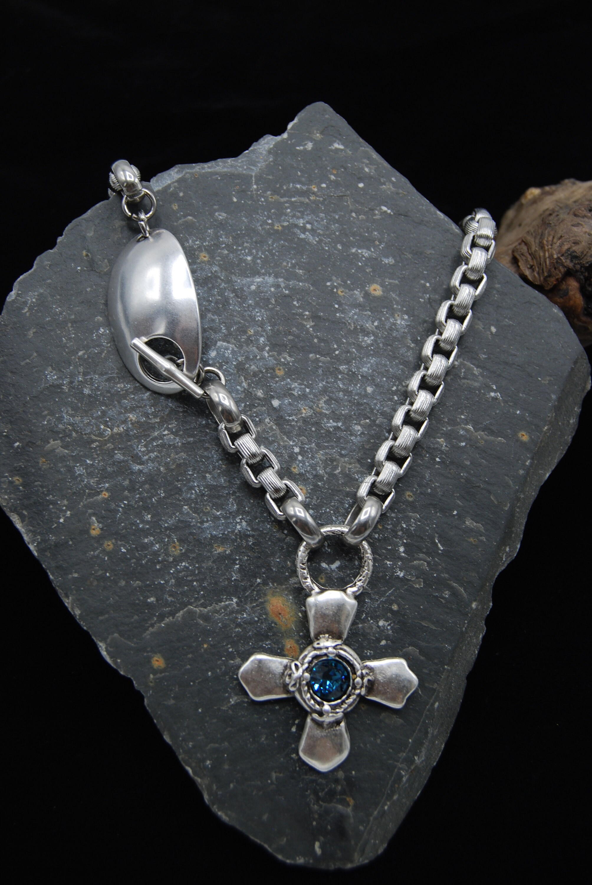 Pendentif Croix En Cristal Bleu Sur Chaîne Plaqué Argent - Bijou Occasion, Style Délicat Et Spirituel - Idéal Pour Un Cadeau Ou Pour Soi