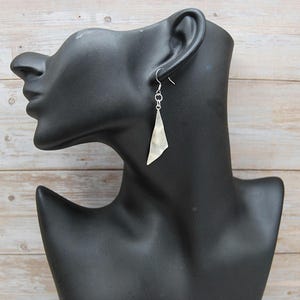 Pendientes triangulares plateados: joyas bohemias con un toque bohemio