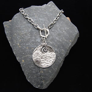 Antieke zilveren grote hanger, statement zilveren ketting, zilveren ketting met knevelsluiting, tribal zilveren hanger, cadeau voor haar, dikke hanger