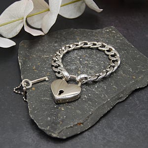 Stainless Steel Curb Chain Bracelet with Working Heart Padlock & Key – Adjustable Length