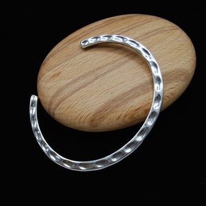 Bracelet en argent martelé, bracelet dynamométrique en argent, bracelet en argent à empiler, cadeau pour elle, bracelet manchette en argent. Bracelet tour de cou en argent