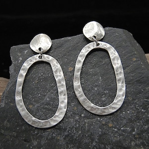 Pendientes de botón con diseño de plata de ley martillada: accesorios modernos hechos a mano