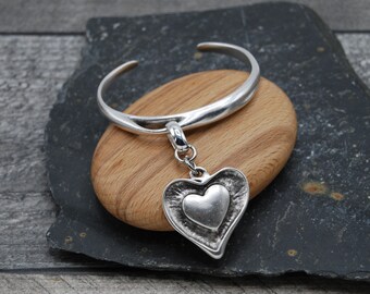 Silverpläterad hjärtformad armring: Hamrad boho stapelbar armring
