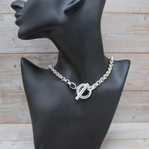 Versilberte Knebelverschluss Rolo-Ketten-Halskette: Minimalistischer Schichtanhänger