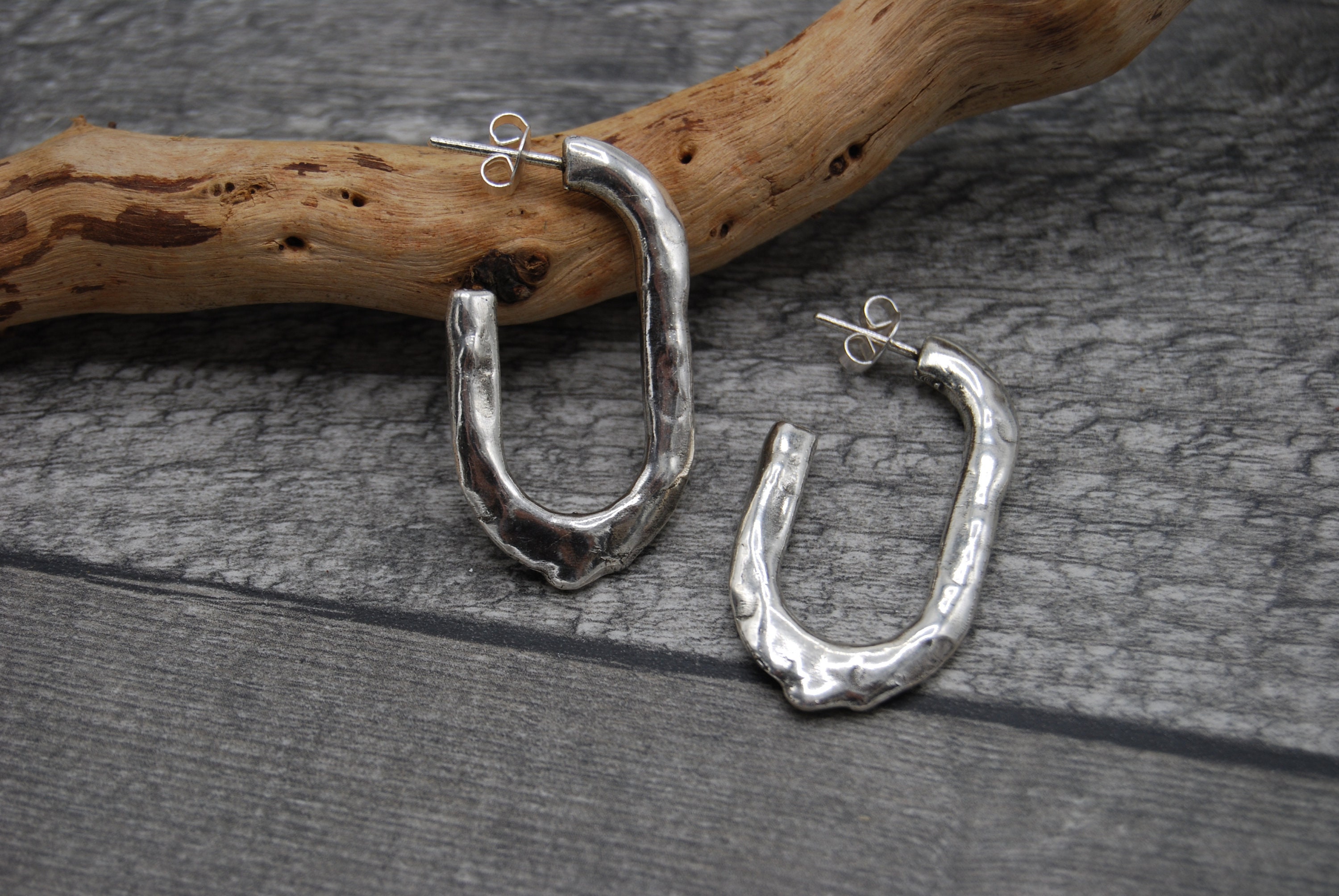 Orecchini a cerchio in argento sterling martellato: design geometrico minimalista - Italia